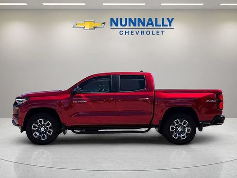 Used 2025 Chevrolet Colorado Z71 w/ Technology Package AWD/4WD image 2