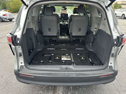 Used 2024 Toyota Sienna XLE image 32