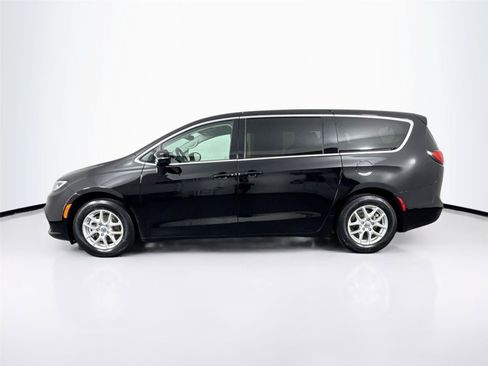 Used 2024 Chrysler Pacifica Touring-L FWD image 13