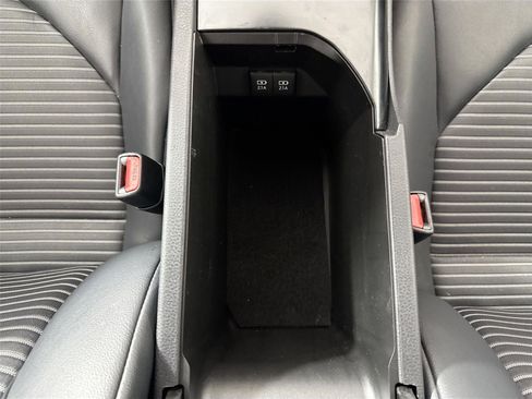 Used 2020 Toyota Camry SE image 31