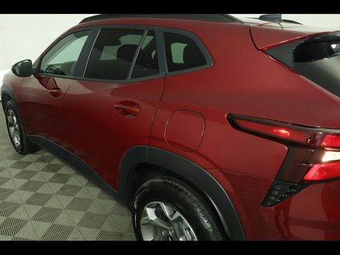 Used 2025 Chevrolet Trax LT FWD image 16