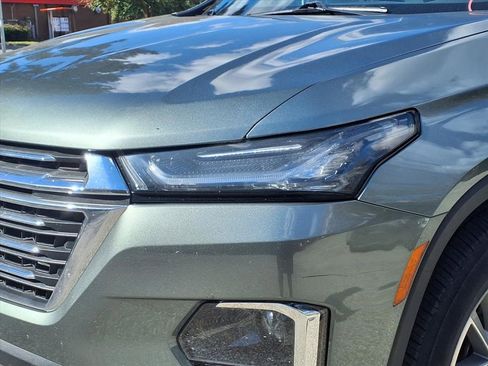 Used 2023 Chevrolet Traverse LT image 3