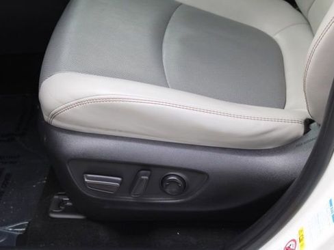 Used 2019 Toyota RAV4 Limited image 17