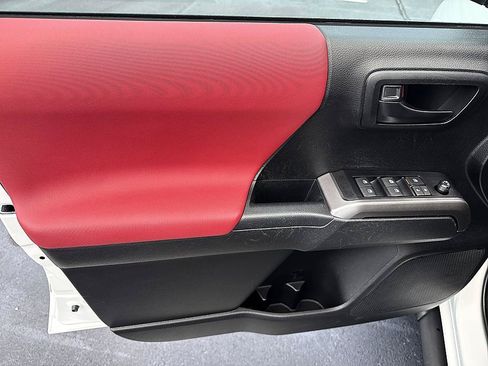 Certified 2022 Toyota Tacoma SR5 AWD/4WD image 10