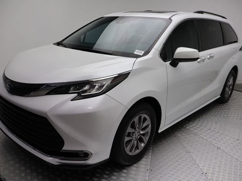 Used 2022 Toyota Sienna XLE FWD image 2