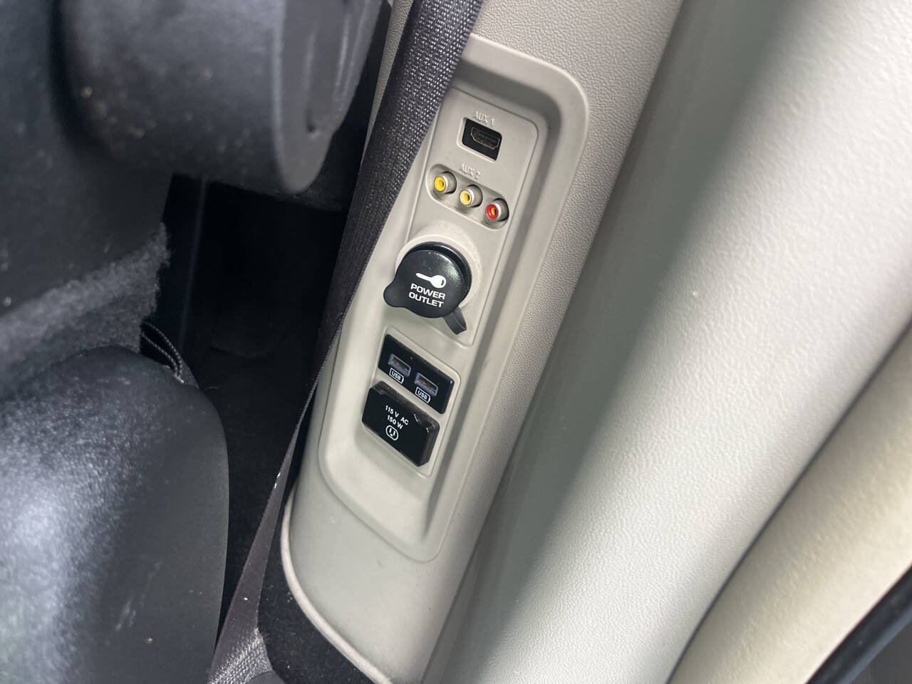 Used 2015 Chrysler Town & Country Touring FWD image 23