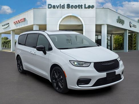 New 2026 Chrysler Pacifica Limited w/ Uconnect Theater Family Group image 3