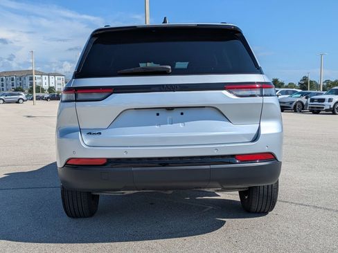 Used 2025 Jeep Grand Cherokee Altitude AWD/4WD image 6