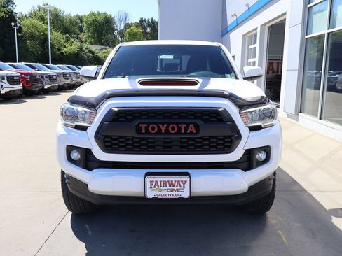 Used 2016 Toyota Tacoma TRD Sport w/ Towing Package AWD/4WD image 5