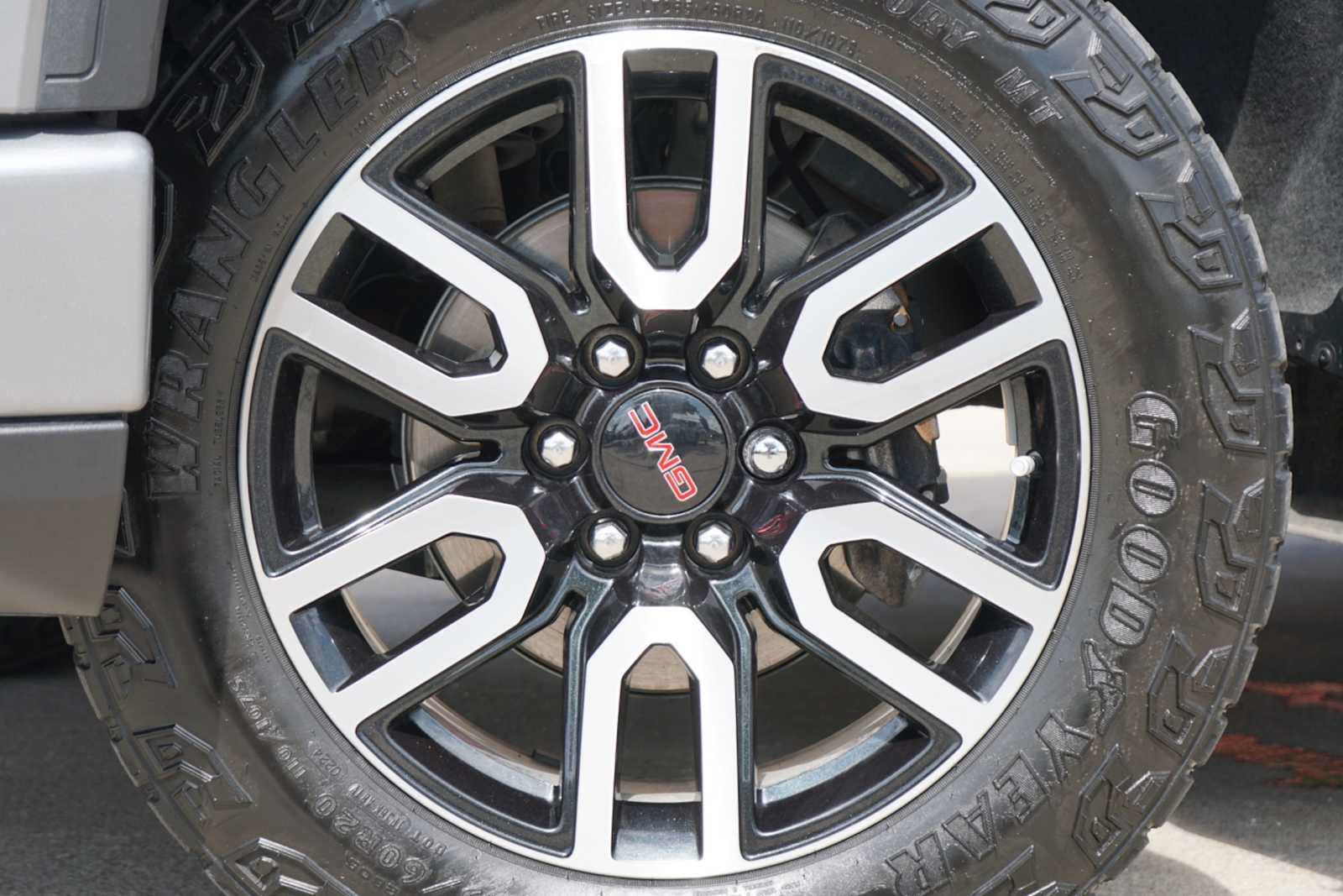 Used 2024 GMC Sierra 1500 AT4 w/ Technology Package AWD/4WD image 2