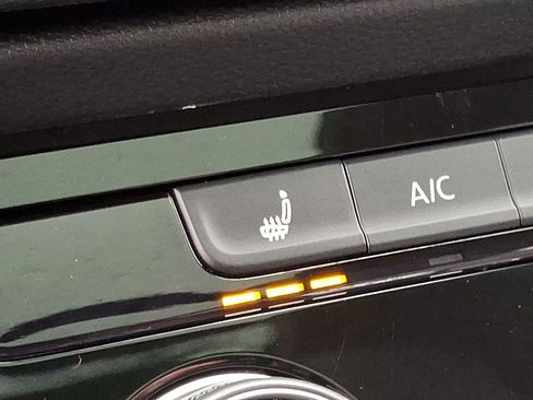 Used 2023 Volkswagen Taos SE w/ Panoramic Sunroof Package image 24