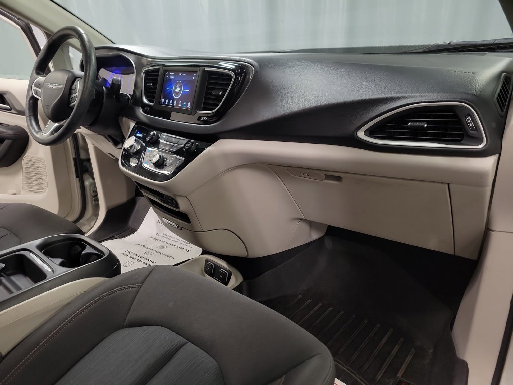 Used 2020 Chrysler Pacifica Touring FWD image 38