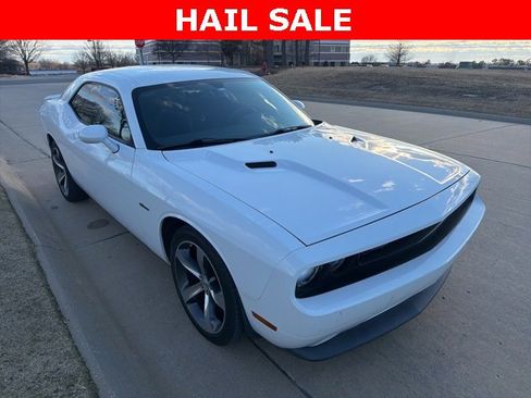 Used 2014 Dodge Challenger SXT image 1