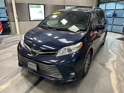 Used 2019 Toyota Sienna XLE w/ XLE Navigation Package FWD image 2
