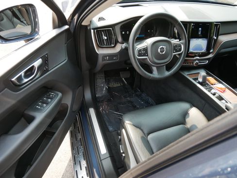 Used 2022 Volvo XC60 B5 Momentum AWD/4WD image 10