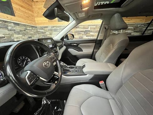 Used 2020 Toyota Highlander XLE AWD/4WD image 31