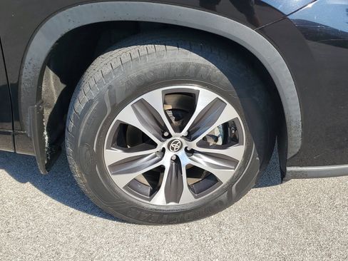 Used 2020 Toyota Highlander XLE AWD/4WD image 6