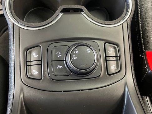 Used 2024 GMC Terrain SLT AWD/4WD image 32