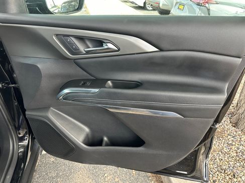 Used 2025 Chevrolet Traverse LT FWD image 16