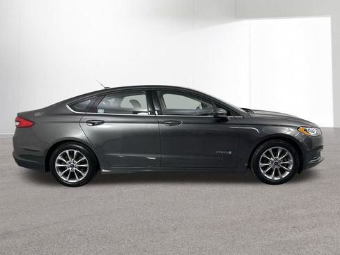 Used 2017 Ford Fusion SE image 33