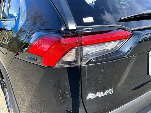 Certified 2021 Toyota RAV4 LE image 28