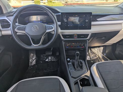 Used 2025 Volkswagen Taos SE FWD image 16