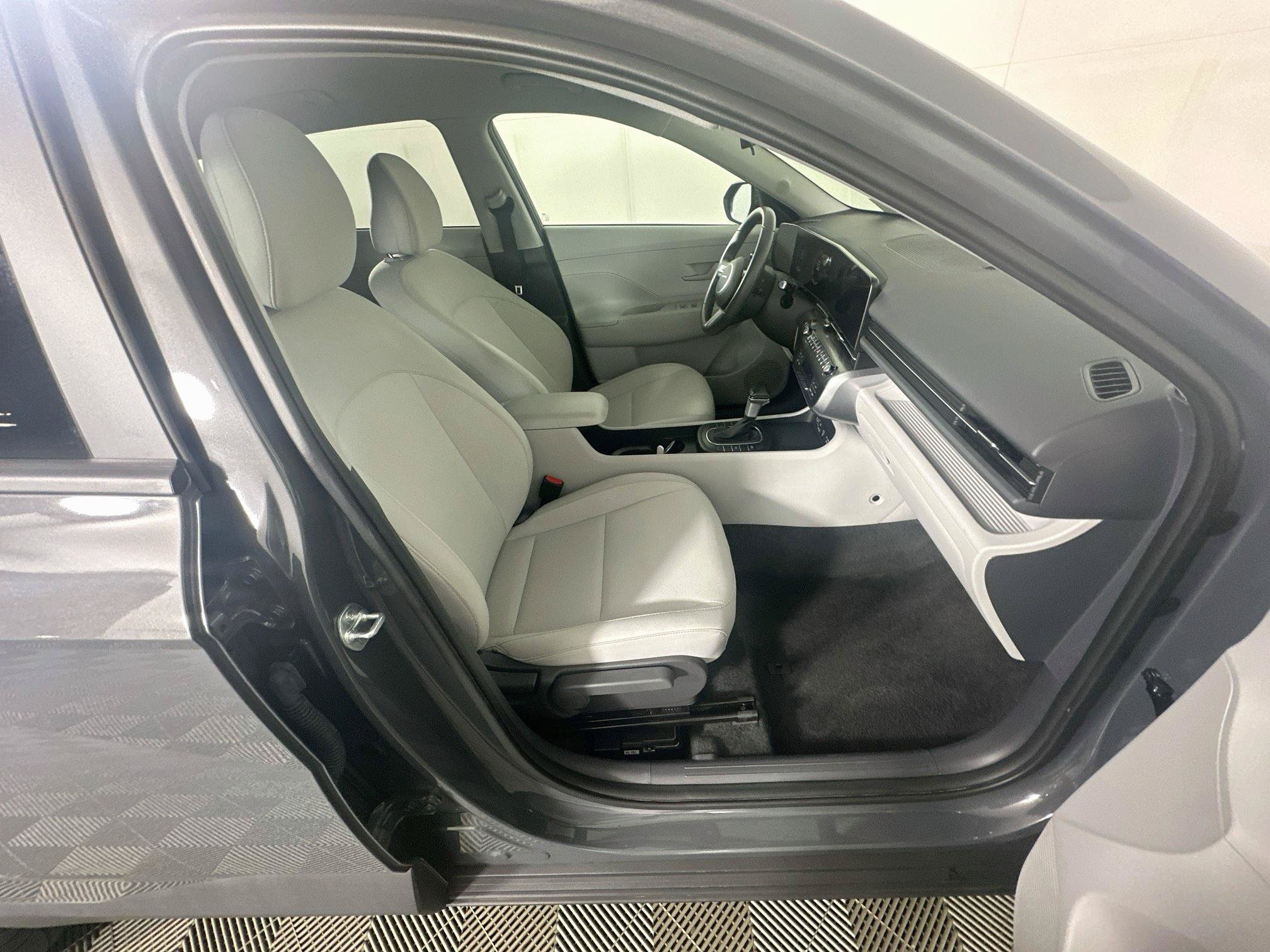 Used 2025 Hyundai Kona SEL FWD image 29