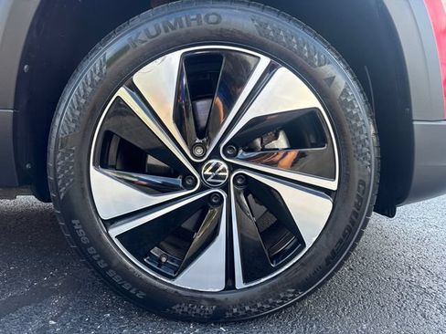 Used 2024 Volkswagen Taos SE AWD/4WD image 9