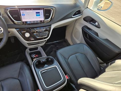 Used 2022 Chrysler Pacifica Touring-L FWD image 19