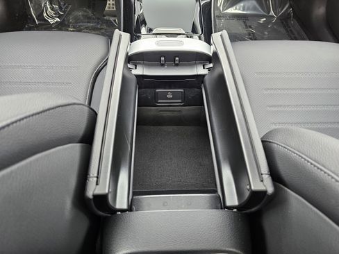 Used 2025 Mercedes-Benz C 300 4MATIC Sedan image 32