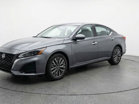 Used 2025 Nissan Altima 2.5 SV FWD image 3