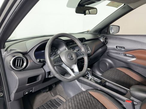 Used 2021 Nissan Kicks SR image 3