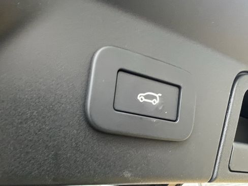 Certified 2025 Land Rover Range Rover Velar Dynamic SE image 34