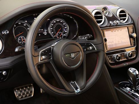 Used 2017 Bentley Bentayga AWD/4WD image 19