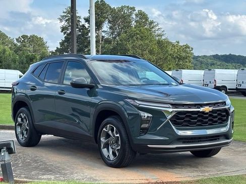 Used 2025 Chevrolet Trax LT FWD image 9
