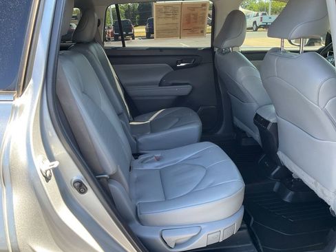 Used 2022 Toyota Highlander XLE image 21