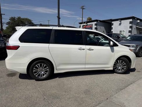 Used 2018 Toyota Sienna XLE w/ XLE Navigation Package FWD image 8