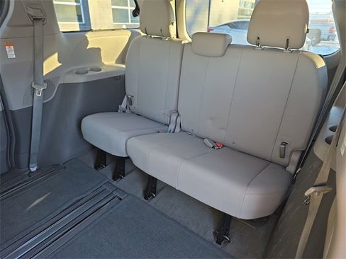 Used 2015 Toyota Sienna L image 24