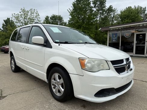 Used 2012 Dodge Grand Caravan SXT FWD image 3