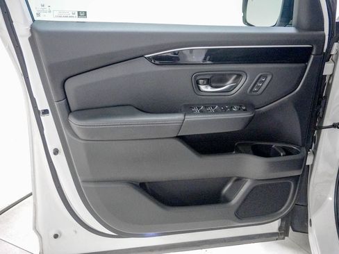 Used 2025 Honda Pilot Touring image 18