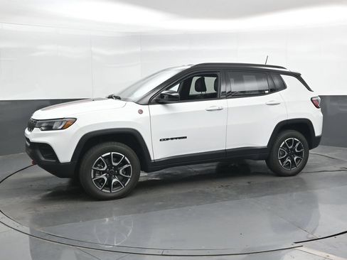 Used 2025 Jeep Compass Trailhawk AWD/4WD image 8