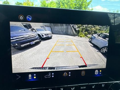 Used 2025 Chevrolet Colorado ZR2 w/ Technology Package AWD/4WD image 27