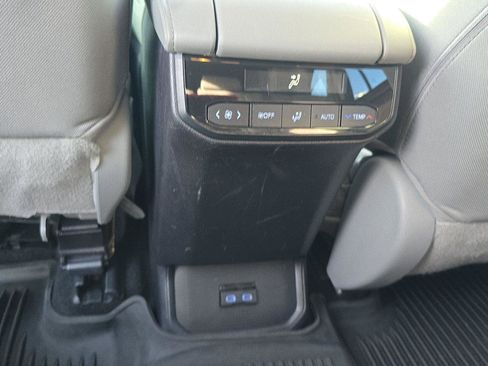 Used 2022 Toyota Highlander L image 11