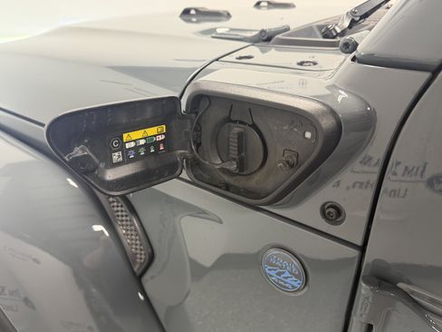 Used 2025 Jeep Wrangler Unlimited Sahara w/ Safety Group AWD/4WD image 28