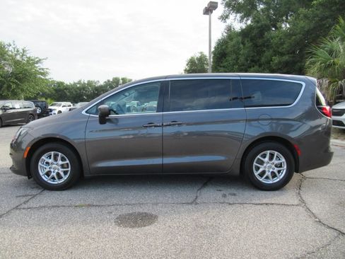 Certified 2023 Chrysler Voyager LX FWD image 4