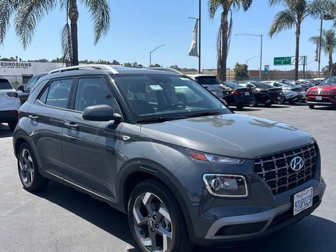 Used 2025 Hyundai Venue SEL image 2