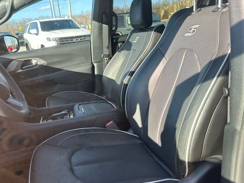 Used 2024 Chrysler Pacifica Limited w/ S Appearance Package image 15