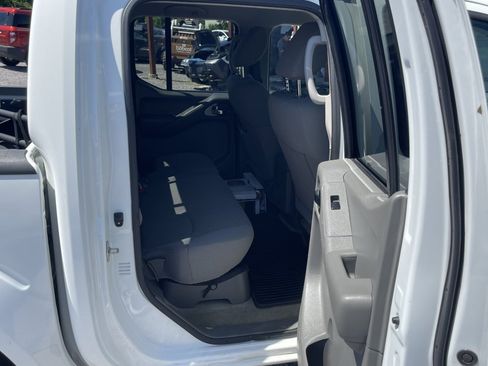 Used 2016 Nissan Frontier SV w/ SV Value Truck Package RWD image 13