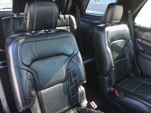 Used 2018 Ford Explorer Platinum image 39