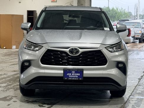 Used 2024 Toyota Highlander LE AWD/4WD image 3